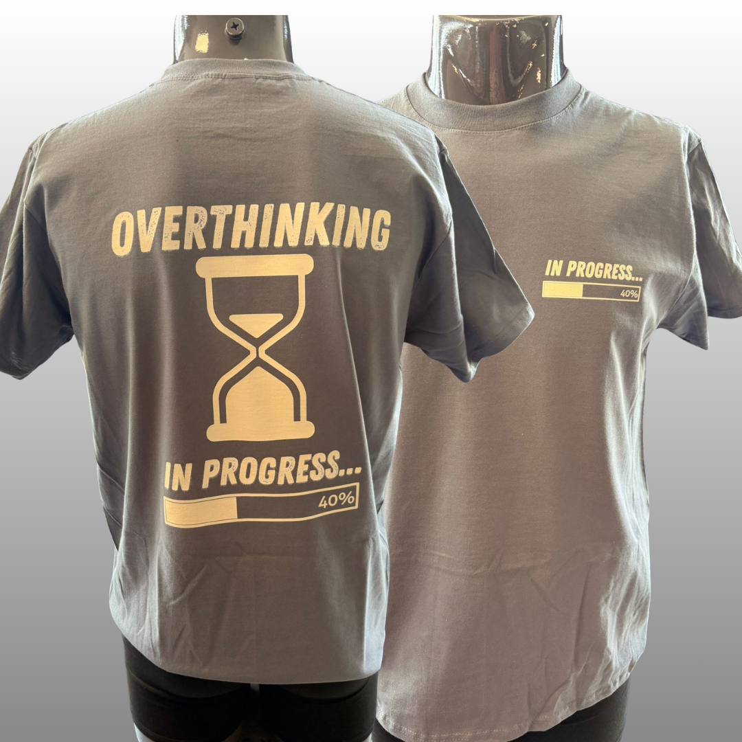 Overthinking in Progress T-shirt – Minimalistisch Statement Shirt (Unisex)