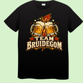 Zwart T-shirt met print Team Bruidegom en twee proostende bierpullen met schuim, sterren en een bliksemschicht