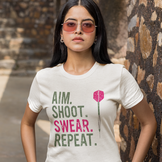 Dartshirt – “Aim. Shoot. Swear. Repeat.” T-Shirt – Beige – Humoristisch Dart Shirt – Cadeau voor Dartliefhebber
