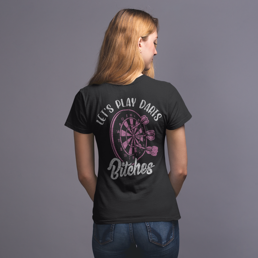 Dartshirt – “Let’s Play Darts B*tches” Rugprint – Zwart met Roze – Humoristisch Dart Shirt – Statement Shirt