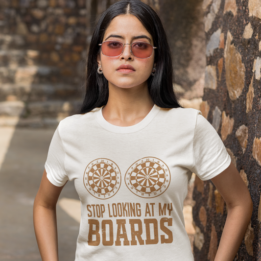 Dartshirt – “Stop Looking At My Boards” – Funny Dames Dart Shirt – Beige/Bruin Design