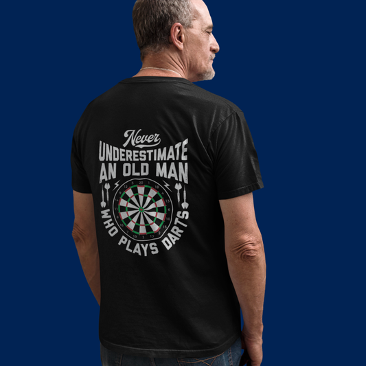 Dartshirt – “Never Underestimate An Old Man Who Plays Darts” – Zwart – Heren Dart Shirt
