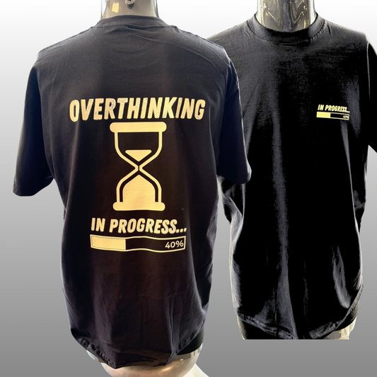 Overthinking in Progress T-shirt – Minimalistisch Statement Shirt (Unisex)