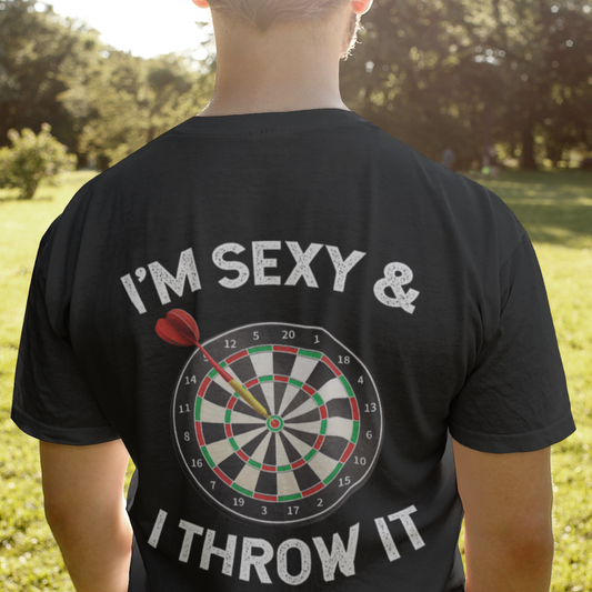 Dartshirt – “I’m Sexy & I Throw It” – Zwart – Funny Heren Dart Shirt – Backprint