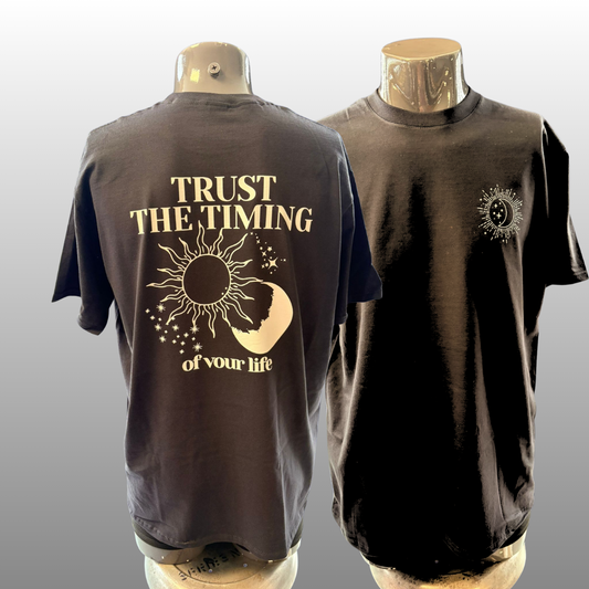 Trust the Timing T-shirt – Spiritueel Design met Zon & Maan (Unisex)