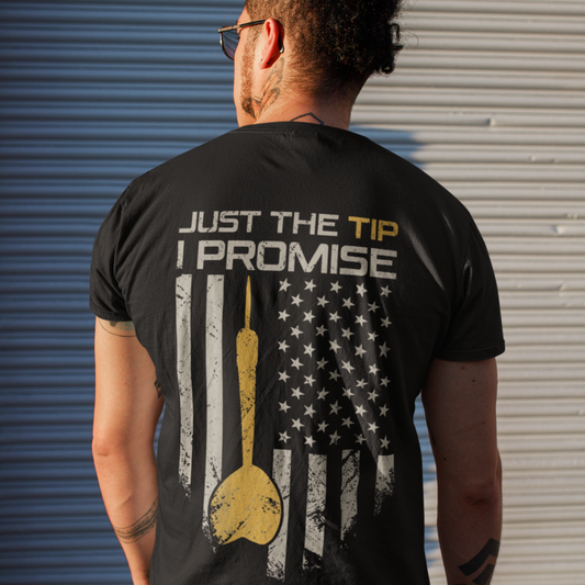 Dartshirt – “Just The Tip I Promise” – Zwart – Funny Dart Shirt – USA Flag Design